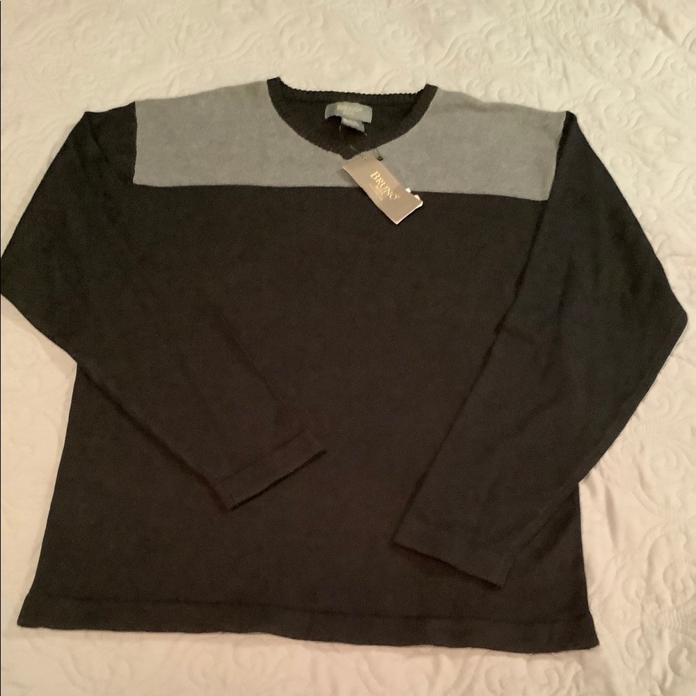 Bruno pullover v-neck sweater.